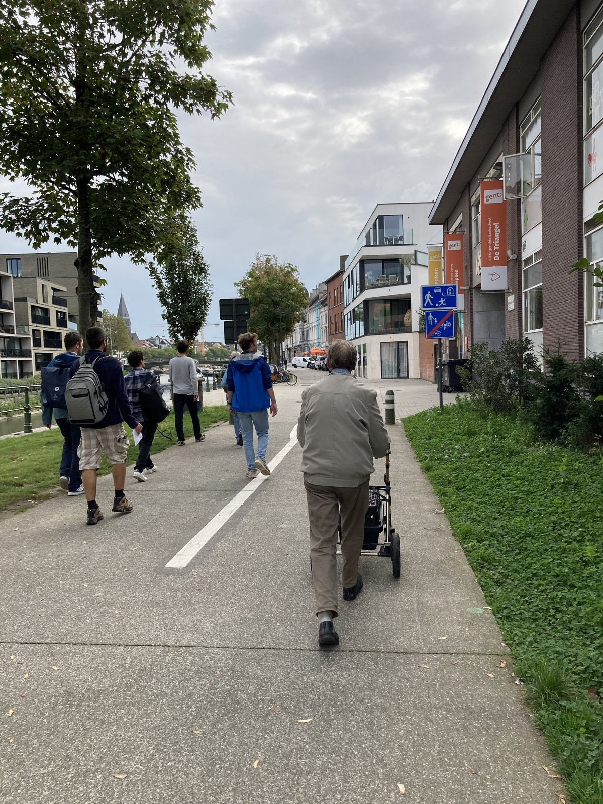 Voetgangers in een Vlaamse stad