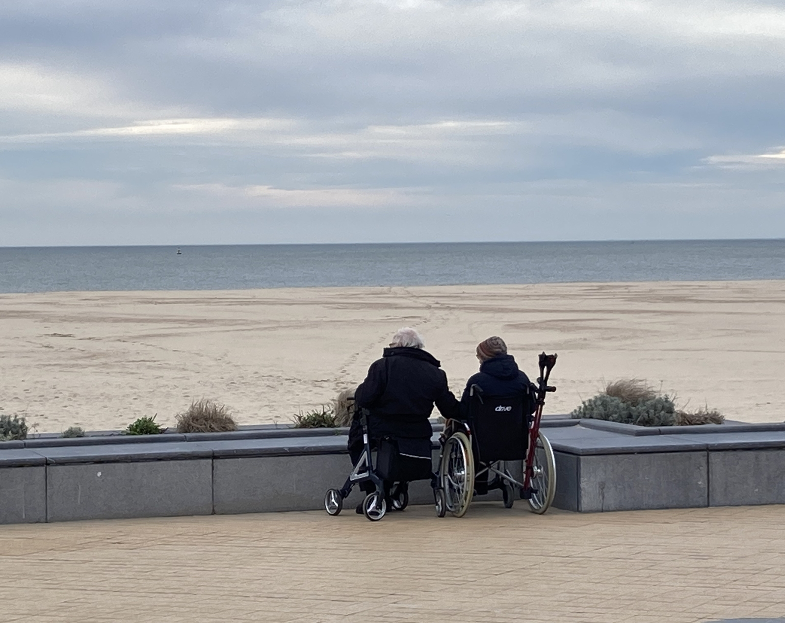 Divers straatbeeld met voetgangers — jong en oud