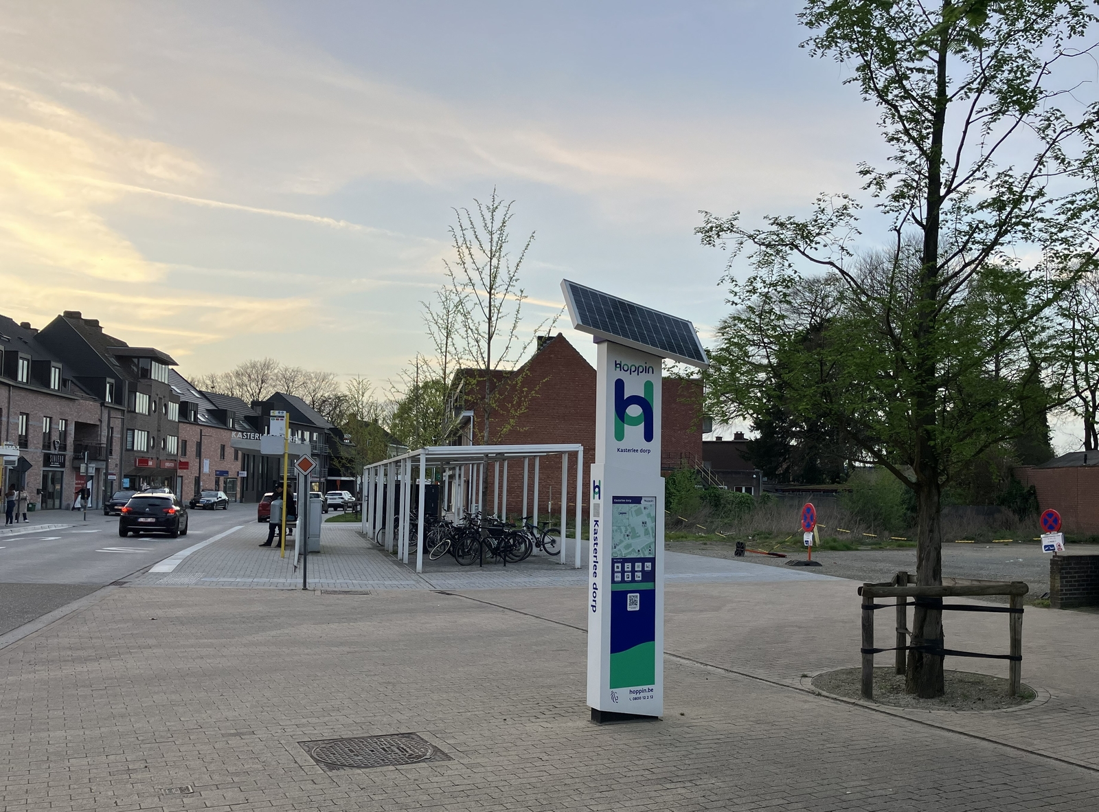 Voetgangers bij een OV-halte of winkelstraat